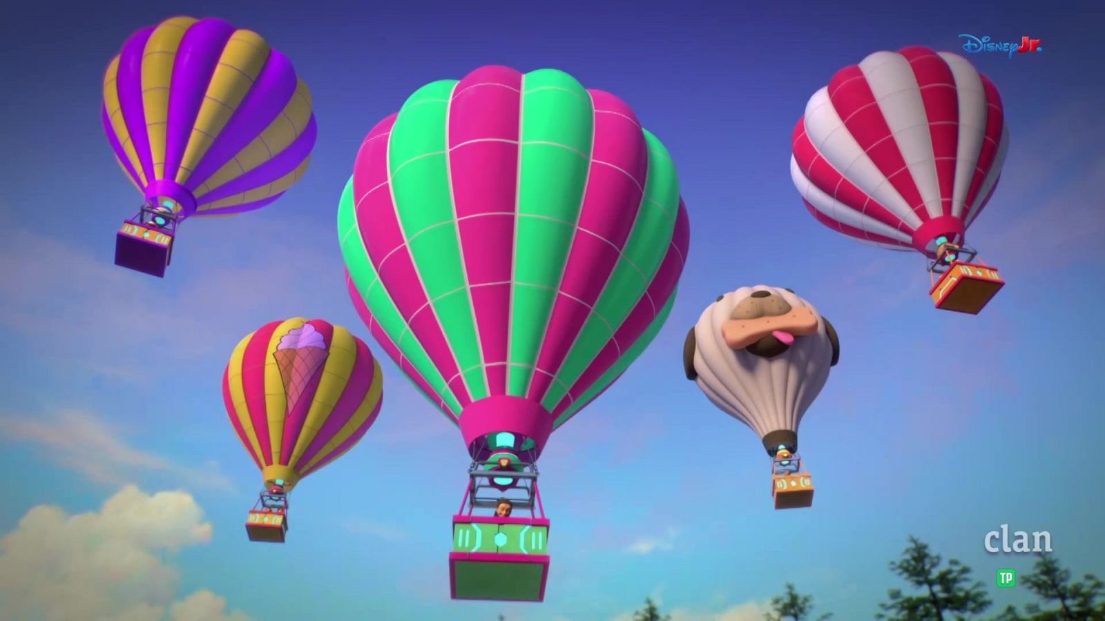 Cinco globos aerostáticos, uno con forma de pug y otro con un cono de helado, surcan un cielo azul con nubes. "Disney Jr." y "clan" son visibles.