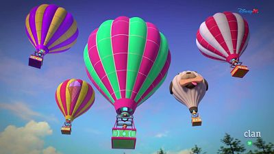 Cinco globos aerostáticos, uno con forma de pug y otro con un cono de helado, surcan un cielo azul con nubes. "Disney Jr." y "clan" son visibles.