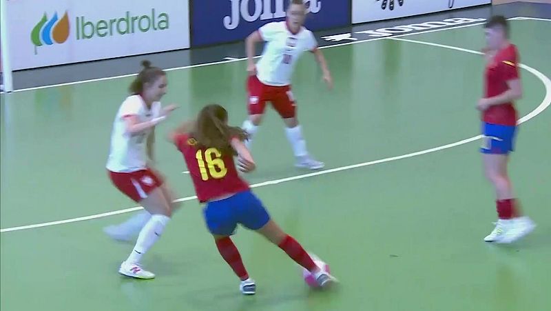 Jugadora con camiseta roja n�mero 16 dribla bal�n rosa y blanco en cancha de f�tbol sala, defendida por jugadora con uniforme blanco y rojo. Valla de Iberdrola al fondo.
