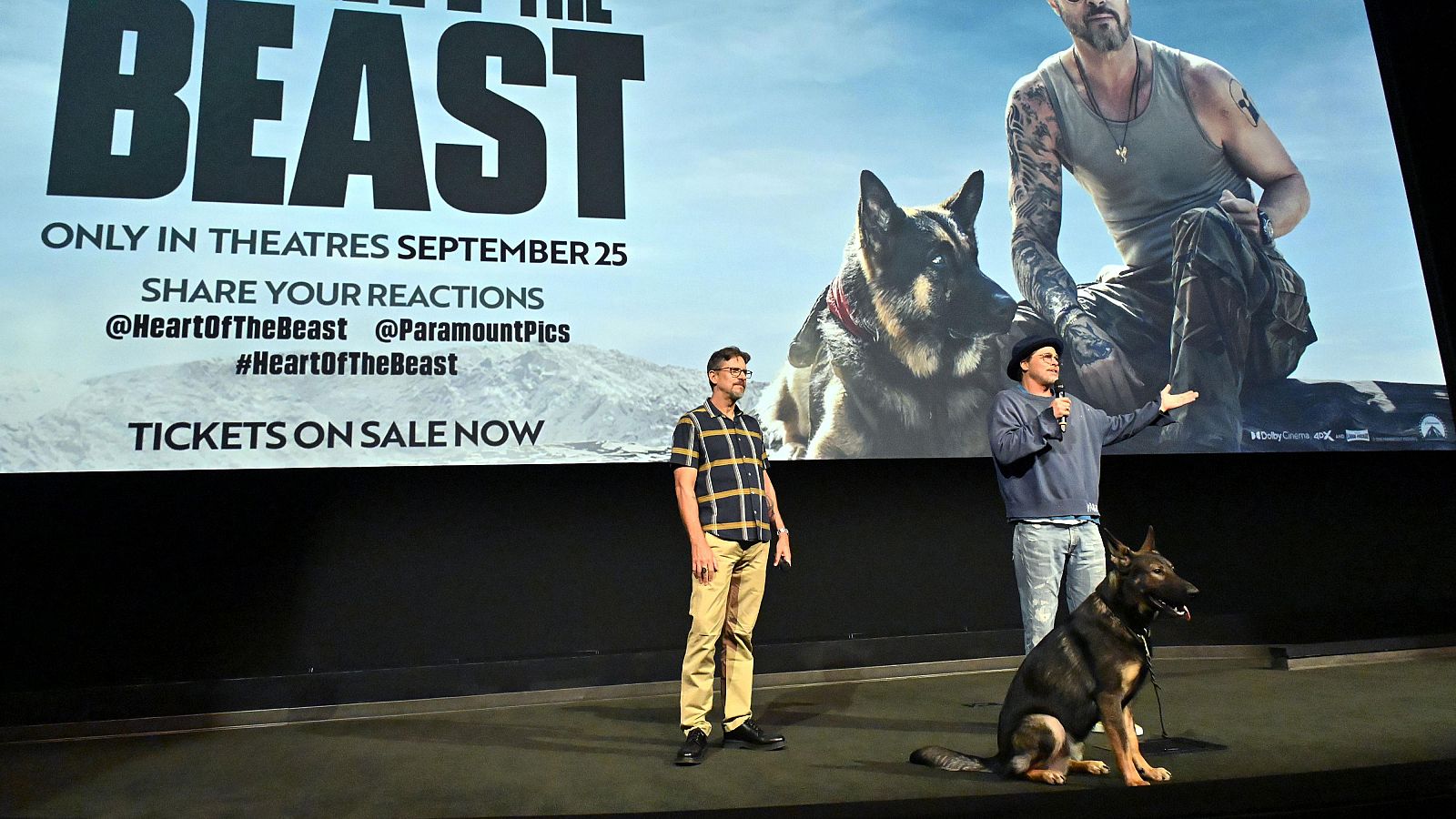 Presentación de "En el corazón de la bestia" con Brad Pitt, un perro en escena y el póster anunciando "SEPTEMBER 25".