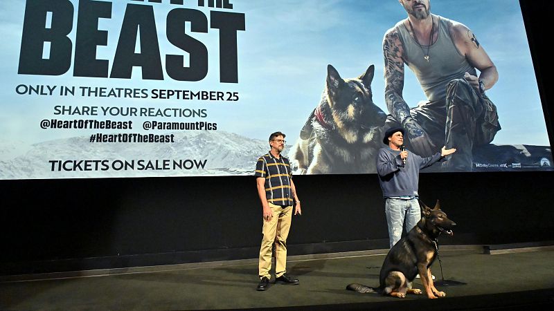 Presentación de "En el corazón de la bestia" con Brad Pitt, un perro en escena y el póster anunciando "SEPTEMBER 25".
