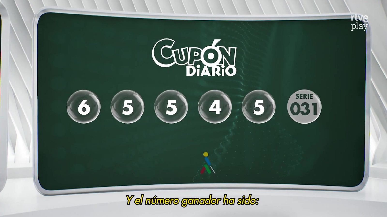Pantalla digital con "CUPÓN DIARIO", números ganadores 65545, serie 031 y logo de rtve play. Anuncia el número ganador.