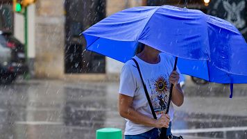 Muere una mujer ahogada en Mallorca por las fuertes lluvias, que se desplazan a Valencia, Murcia y Almer�a