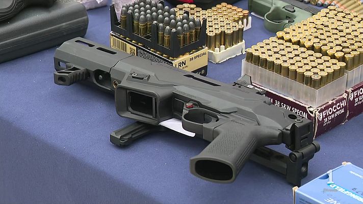 L'Informatiu - Decomissen un arsenal amb més de 600 armes a Figueres