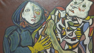 Dos figuras estilizadas, una melanc�lica y otra abstracta, interact�an con un objeto curvo verde sobre un fondo oscuro. Estilo moderno con colores vibrantes y contornos marcados.