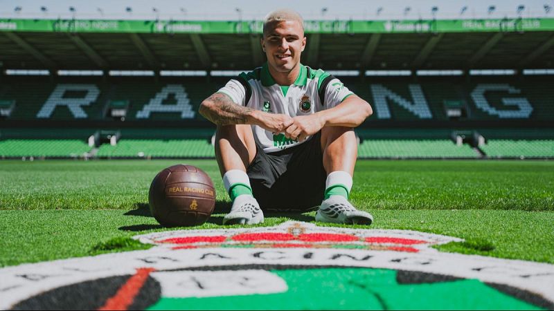 Futbolista Pablo García con equipación del Real Racing Club en el Estadio El Sardinero, con gradas y logo del club de fondo.