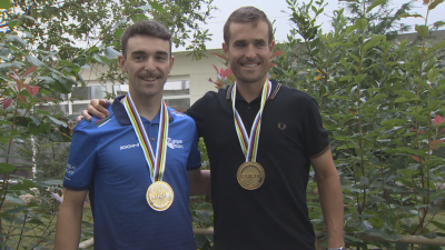 Imanol Arriortua y Mikel Aristi posan con sus medallas de oro