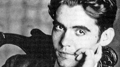Retrato cercano en blanco y negro de Federico Garc�a Lorca, poeta espa�ol, con la mano en la barbilla y mirada introspectiva. Fondo claro.