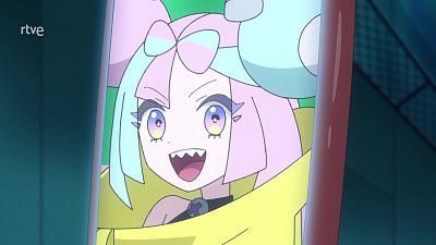 Iono, personaje de anime con cabello rosa y azul, ojos multicolores y sonrisa entusiasta, viste de amarillo y negro. Logo de rtve en la esquina superior izquierda.