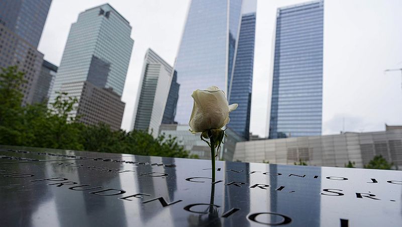 Una rosa en el monumento a las víctimas de los atentados del 11-S en Nueva York