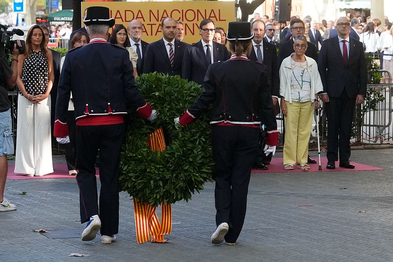Ofrenda floral en Barcelona con Salvador Illa y dignatarios, portando una corona con la Senyera.