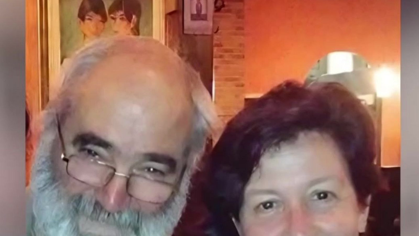 José Antonio Delgado y su esposa Nuria posan juntos en una fotografía íntima. Él luce barba y gafas, ella cabello oscuro. El fondo es un interior cálido.