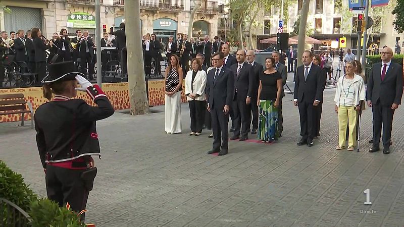 Evento público con Pere Aragonès y Miquel Iceta, saludo militar, banda musical y banner "11 SETEMBRE DEL 202X".