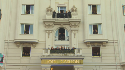 El Coro de �pera de Bilbao canta desde las ventanas y el balc�n del hotel Carlton