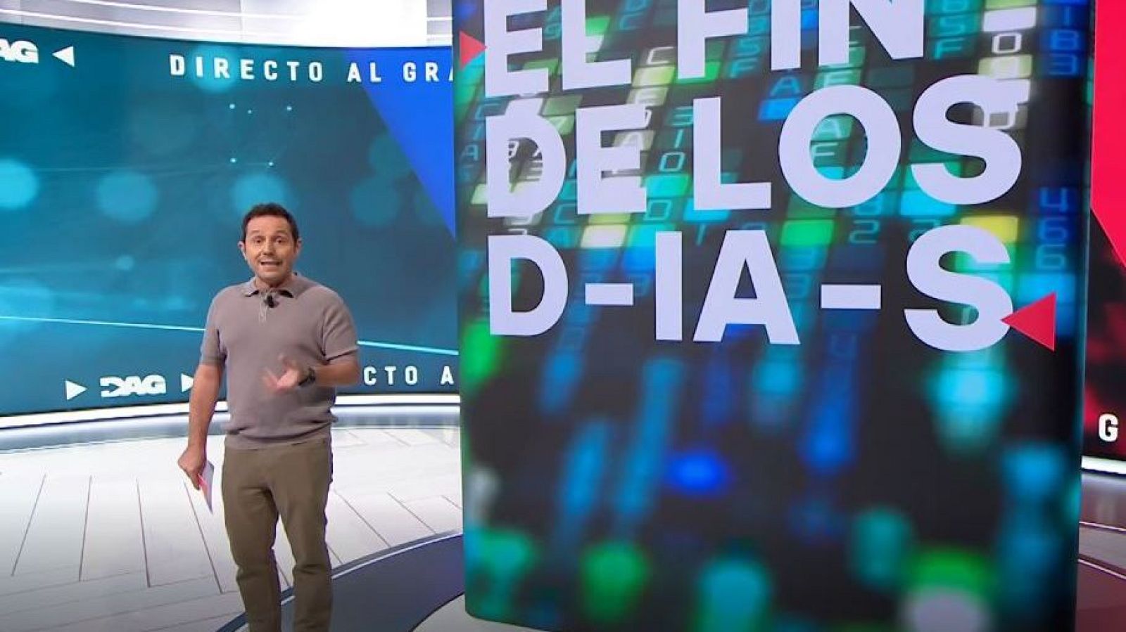 Sergio Martín en estudio de TV, con "DIRECTO AL GRANO" y "EL FIN DE LOS D-IA-S" de fondo.