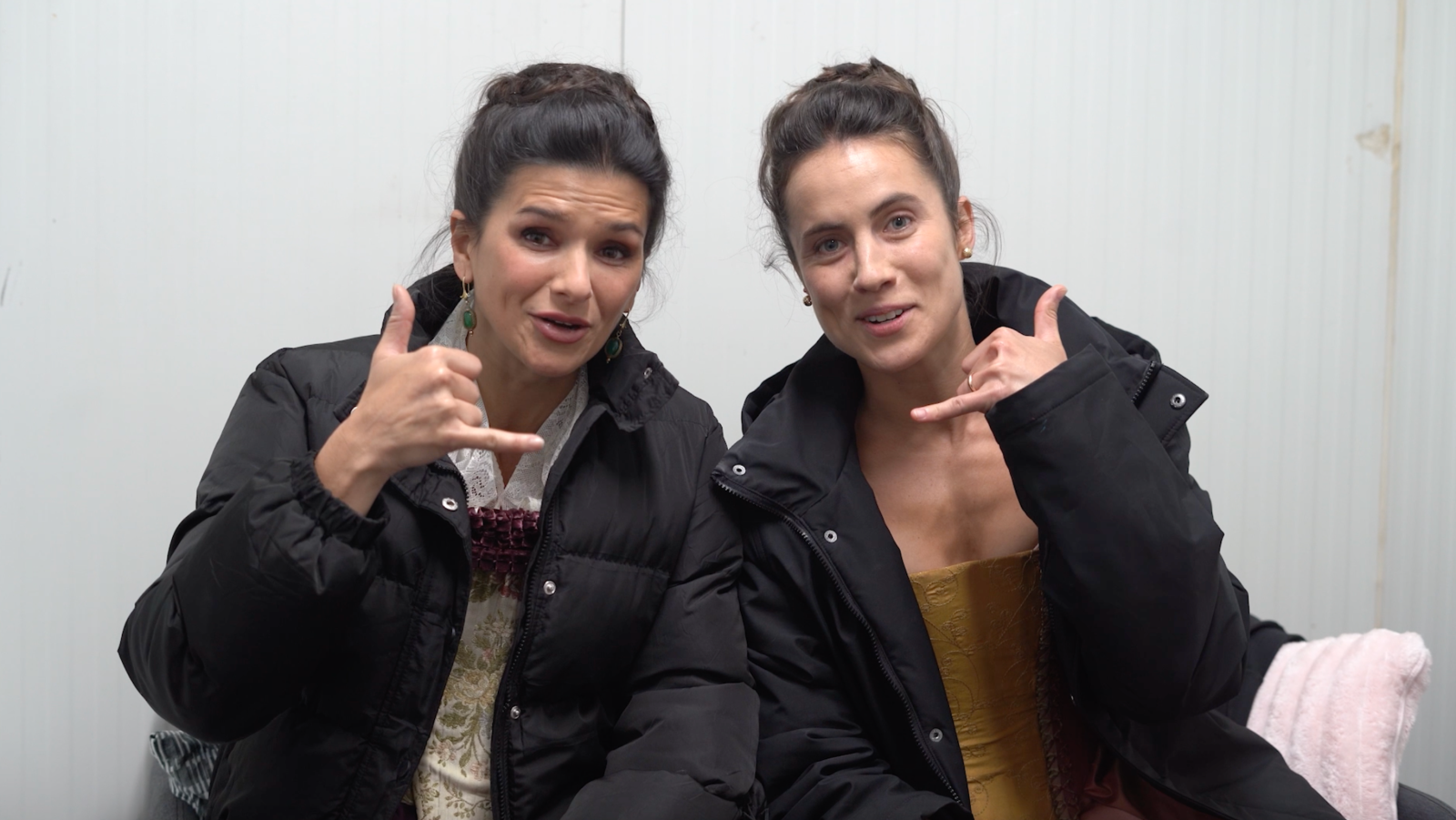 Vídeo cómico protagonizado por Sabela Arán y Miren Arrieta, Mercedes y Victoria en 'Valle Salvaje'