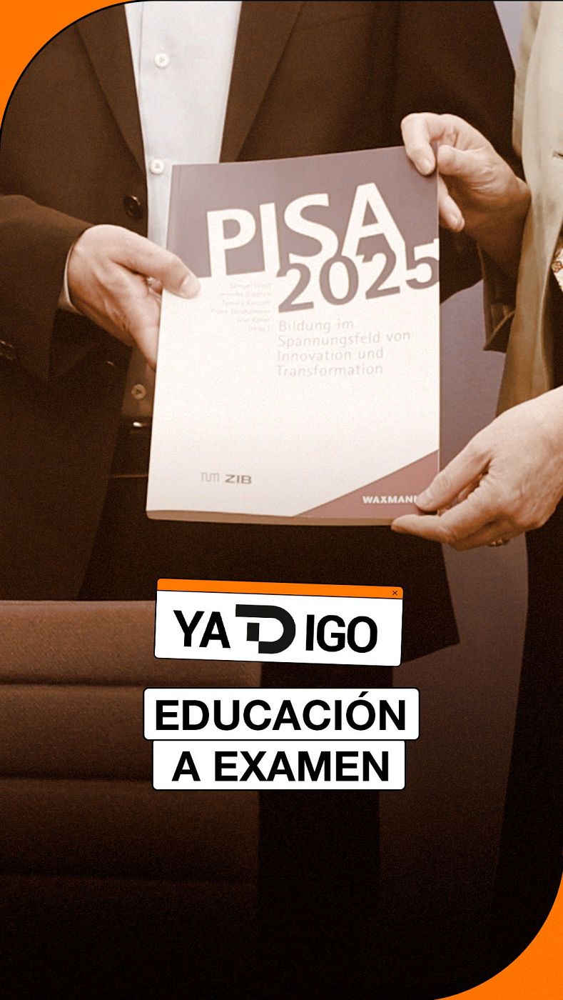 Manos presentan documento "PISA 2025" con subtítulo en alemán. Superpuestos: "YA DIGO" y "EDUCACIÓN A EXAMEN".
