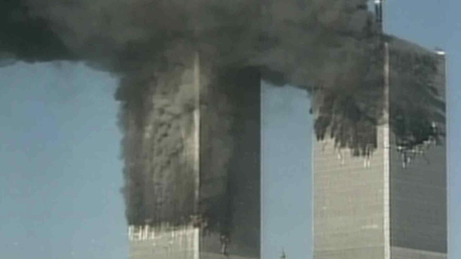 Las Torres Gemelas del World Trade Center en llamas, con humo denso ascendiendo tras los ataques del 11 de septiembre de 2001.