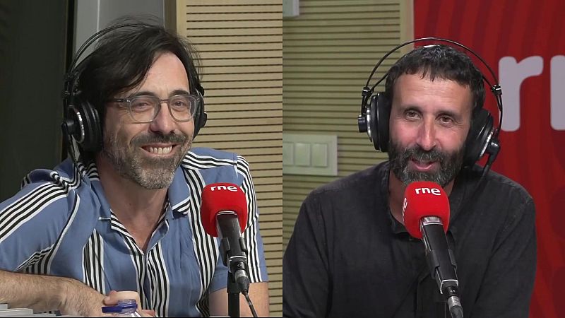 Quequé y Manuel Burque en un estudio de radio de RNE, con micrófonos y auriculares. Quequé sonríe, Manuel Burque está concentrado.