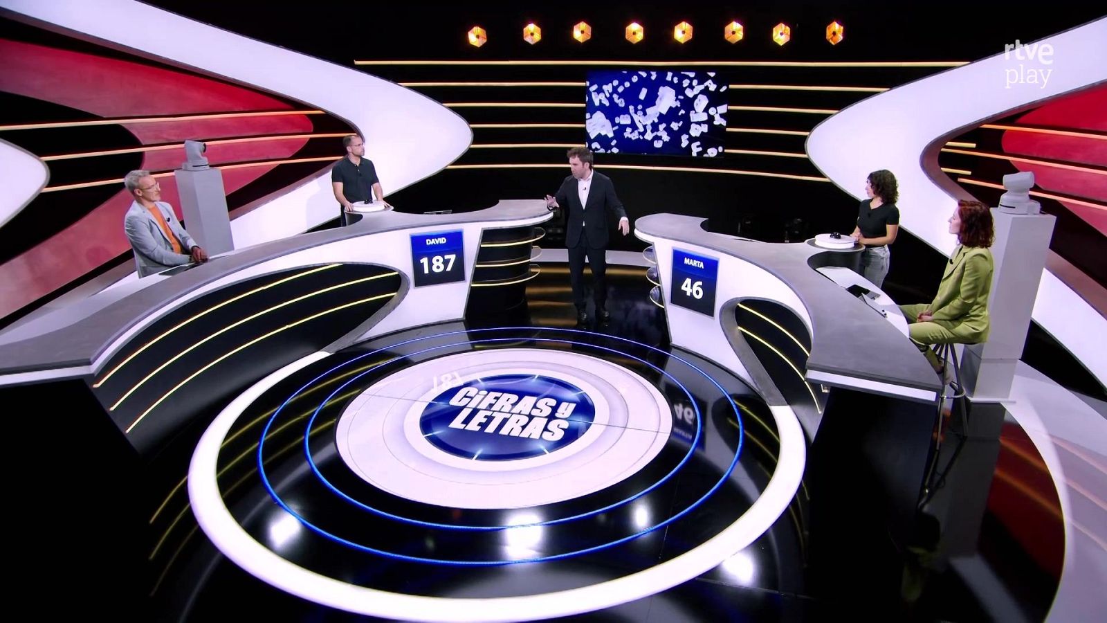 Plató de "Cifras y Letras" con Aitor Albizua, David (187 puntos), Elisardo de la Torre, Marta (46 puntos) y Elena Herraiz. Diseño moderno con logo del programa y pantalla de RTVE.