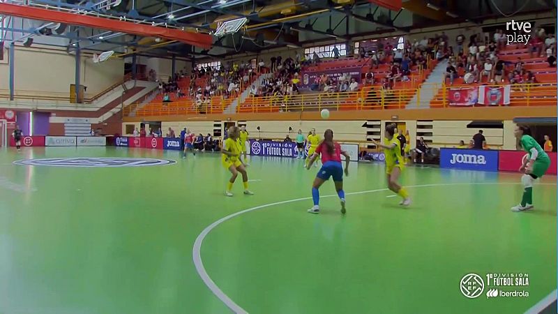 Partido de f�tbol sala femenino de 1� Divisi�n en pabell�n deportivo. Jugadoras en acci�n, espectadores en gradas, y logotipos de Joma, Amtex, Iberdrola y rtve play.