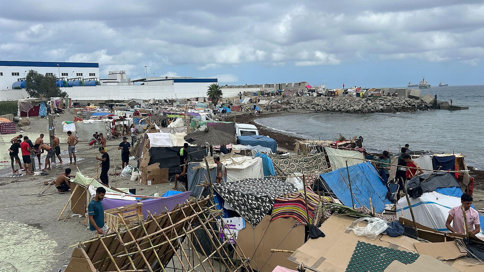 Migrantes en un nuevo asentamiento, en la playa de Benítez