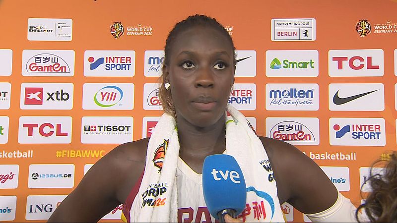 Astou Ndour-Fall, jugadora de baloncesto, es entrevistada por RTVE con el logo de la Copa del Mundo Femenina 2026 y patrocinadores de fondo.