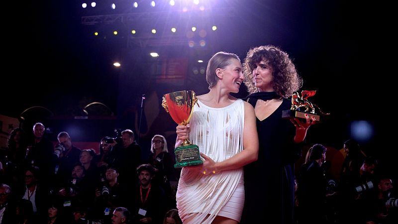 May el-Toukhy posa con el León de Oro y Mathilde Arcel con la Copa Volpi