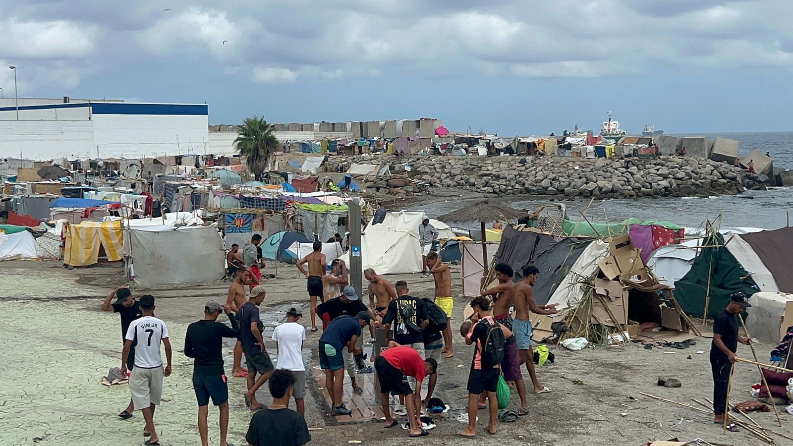 Migrantes en un nuevo asentamiento, en la playa de Benítez