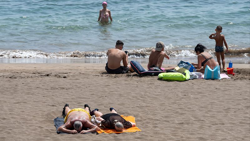 Bañistas en la isla de Lanzarote