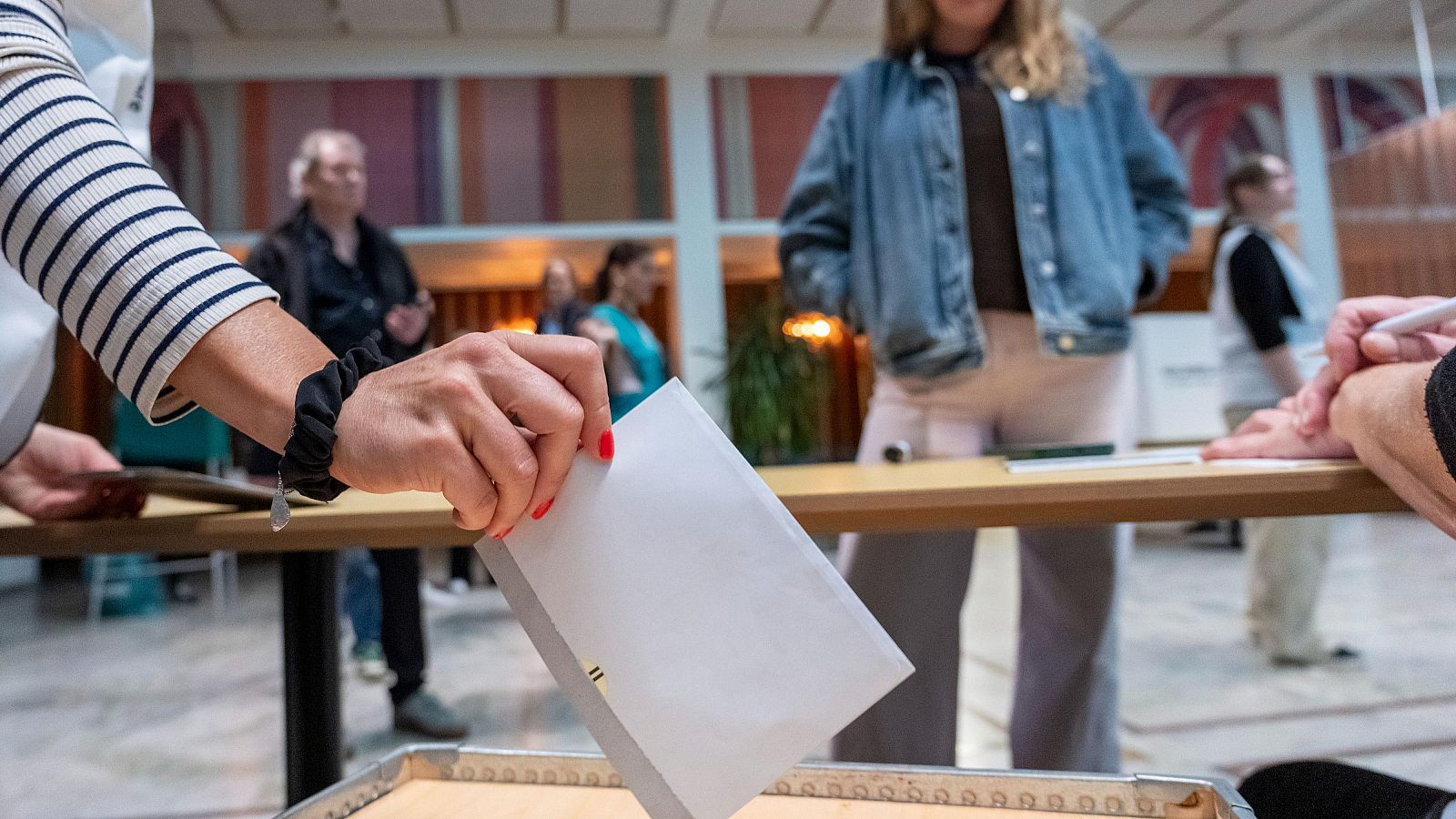 Una persona vota en las elecciones en Suecia.