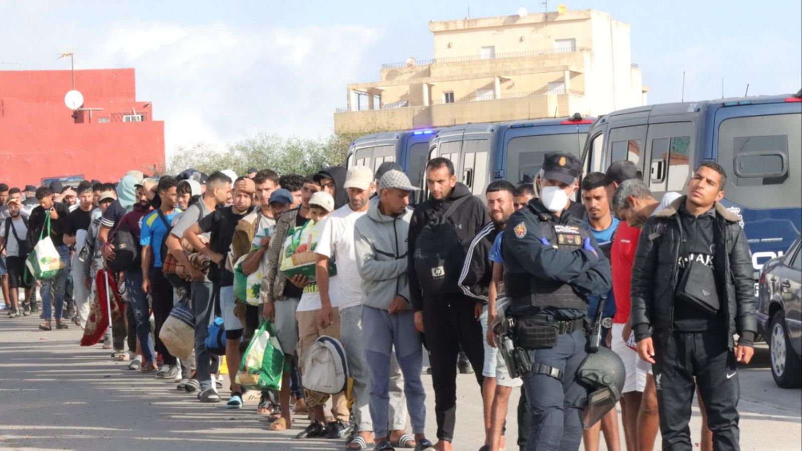 La Policía Nacional está procediendo este domingo al traslado de cientos de migrantes que permanecían durmiendo en la calle