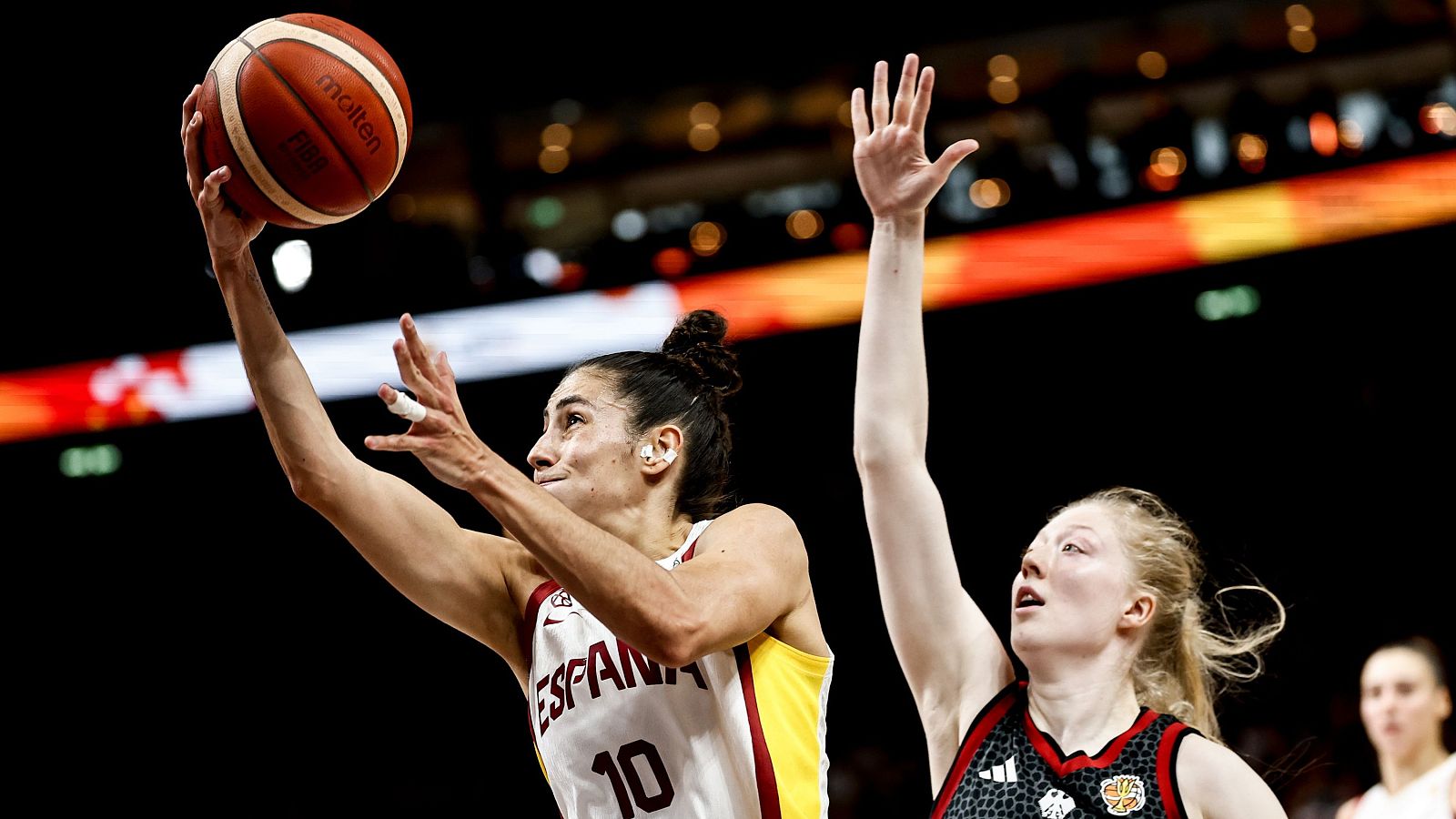 Queralt Casas (10) de España en acción contra una oponente en un partido de baloncesto. Balón Molten FIBA.