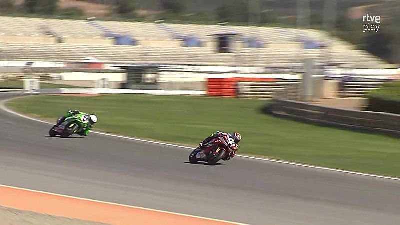 Dos motociclistas, con los n�meros 2 y 21, compiten en una curva cerrada. El logo "rtve play" aparece en la esquina superior derecha.