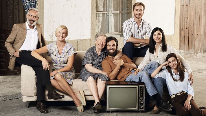 Telediario Fin de Semana - Se cumplen 25 años del estreno de 'Cuéntame cómo pasó': la serie que revolucionó la ficción española