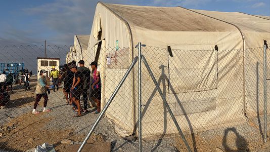 Cientos de migrantes pasan su primera noche alojados en Los Rosales mientras miles siguen en las calles de Ceuta