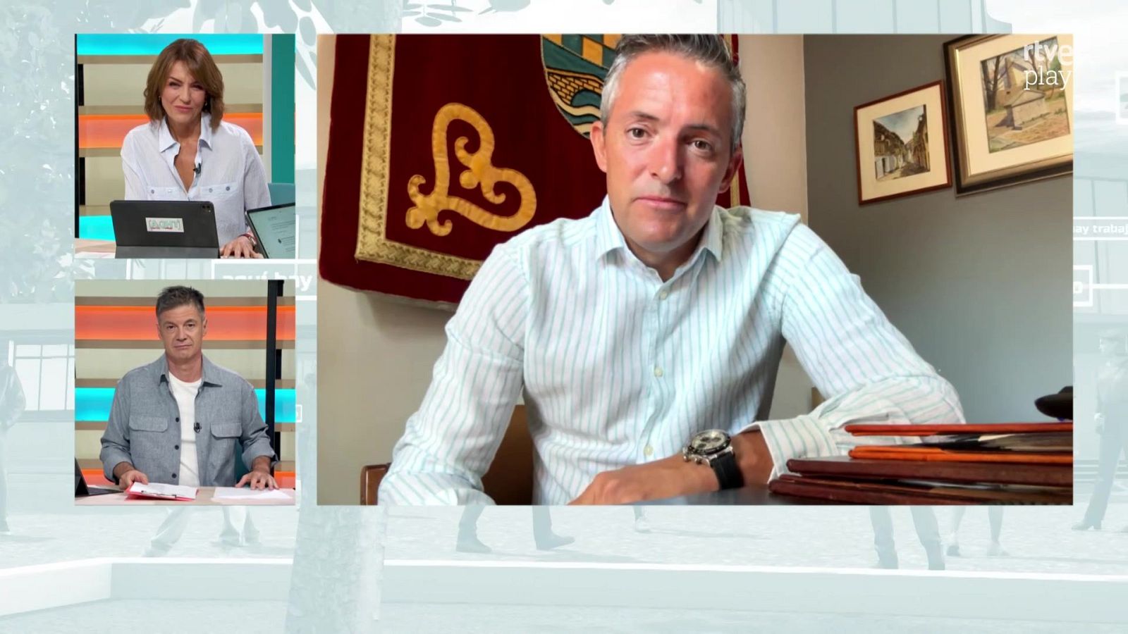 David Impart, alcalde de Piedralaves, en pantalla dividida con los presentadores Mónica López y Marc Sala. RTVE Play visible.