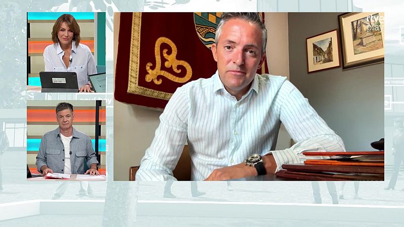 David Impart, alcalde de Piedralaves, en pantalla dividida con los presentadores Mónica López y Marc Sala. RTVE Play visible.