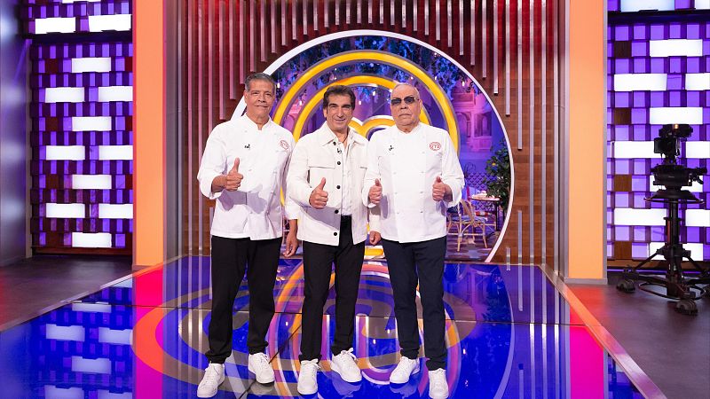 Juan Salazar, José Salazar y un tercer hombre calvo con gafas de sol, vestidos de chef, posan sonrientes con pulgares arriba en el plató de MasterChef Celebrity Legends.