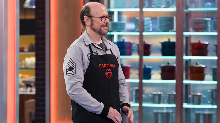 MasterChef Celebrity - El divertido momento de Santiago Segura que no consigue encender la cerilla para flambear