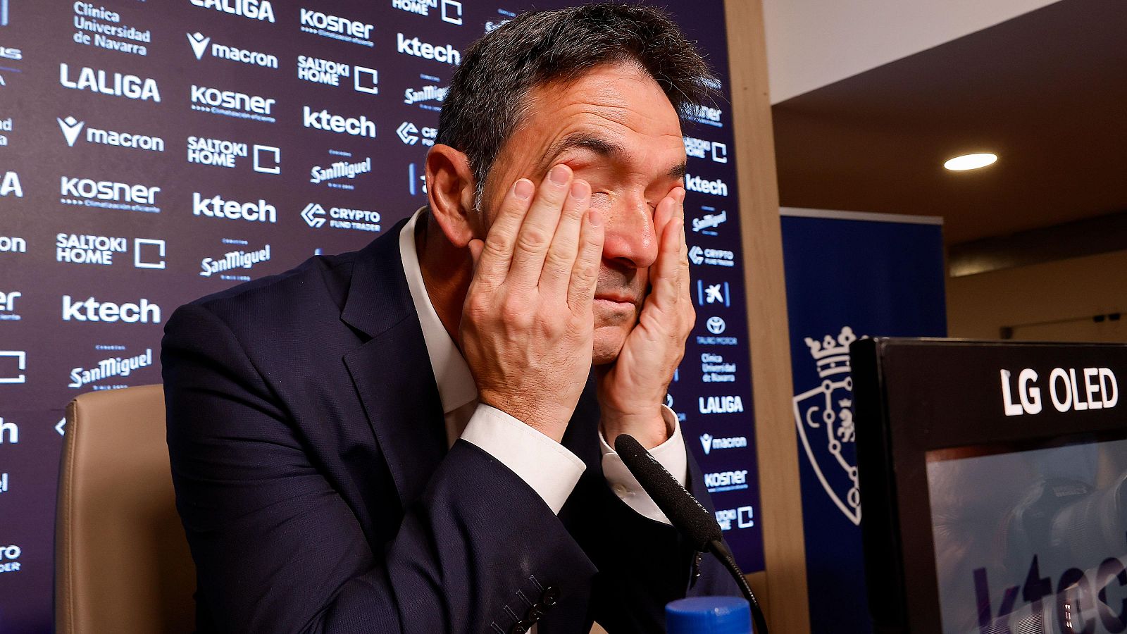 Braulio Vázquez, director deportivo, emocionado en un evento con patrocinadores de LALIGA y el escudo de Osasuna.