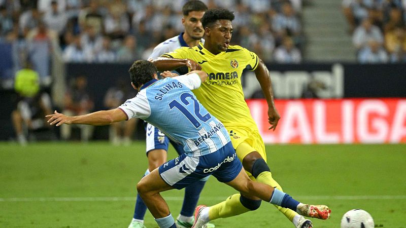 Freeman, ante la defensa de Salinas en el Málaga-Villarreal.