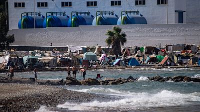 Centenares de personas migrantes siguen a la espera de cobijo en las playas de Ceuta