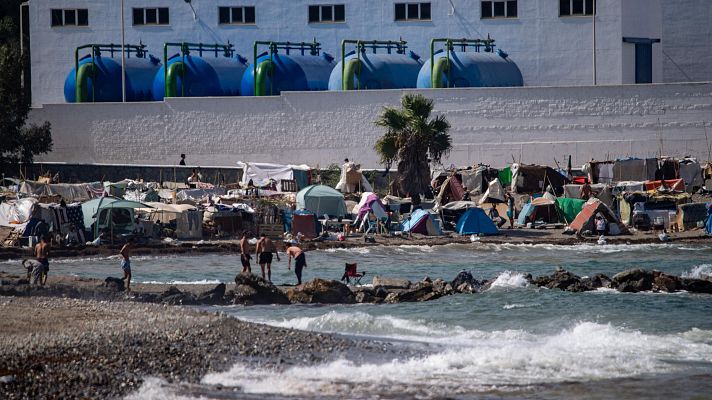 Telediario 1 - Centenares de personas migrantes siguen a la espera de cobijo en las playas de Ceuta