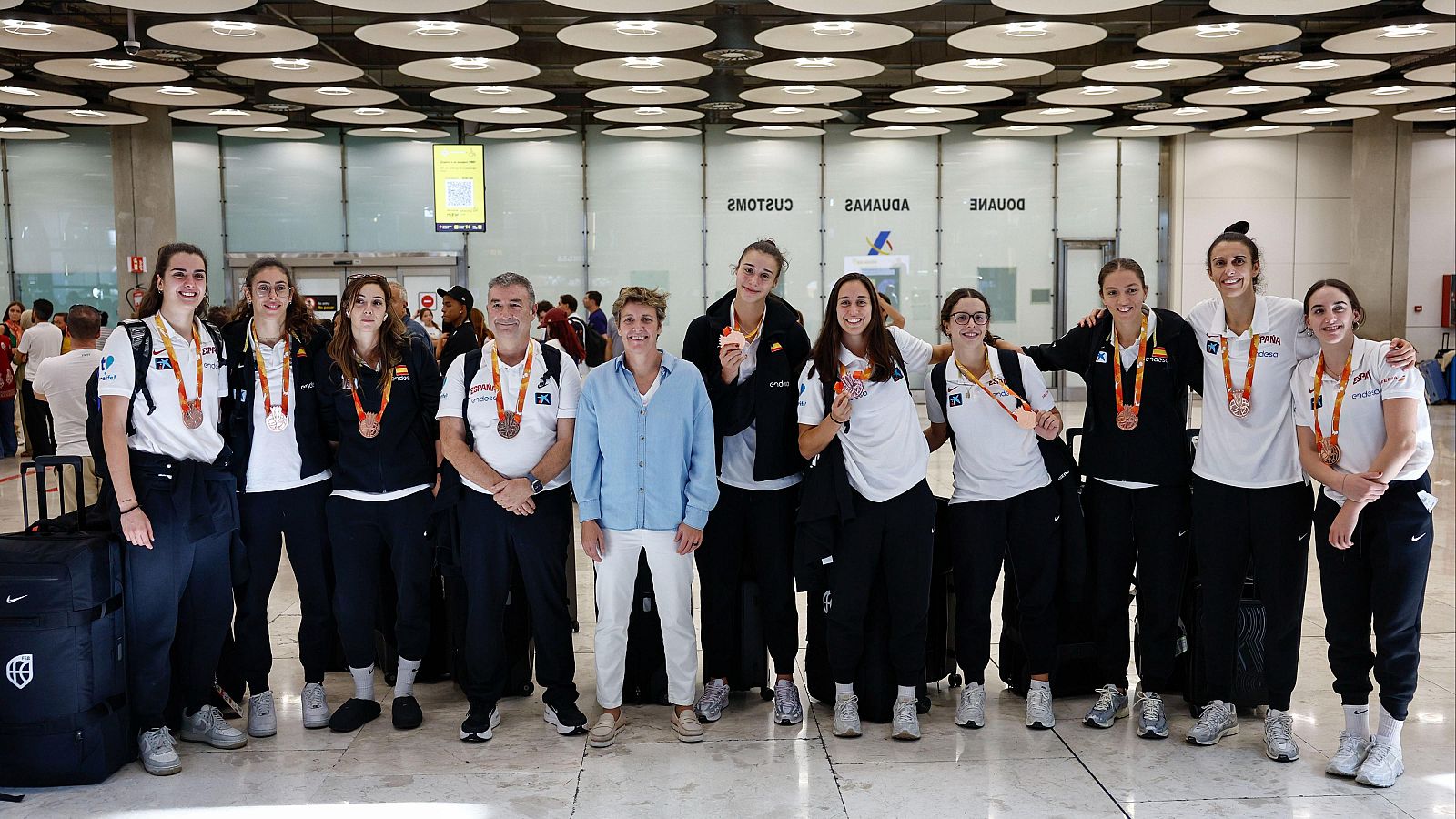 La selección femenina de baloncesto regresa con el bronce mundial