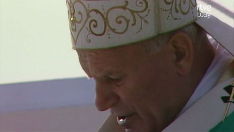 Papa Juan Pablo II de perfil derecho, con mitra blanca y dorada, y micrófono. Logo 'rtve play' en la esquina superior derecha. Fondo desenfocado.