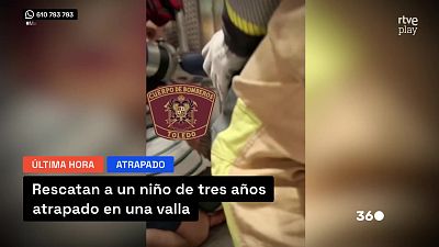 Bomberos rescatan a un niño de tres años atrapado en una valla