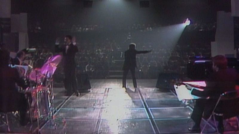 Raphael canta "Detenedla ya" (1990)