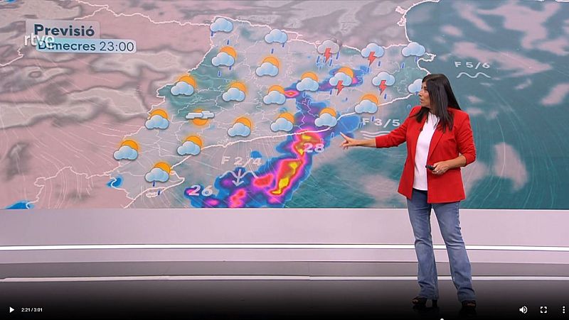Mónica López presenta el pronóstico del tiempo de RTVE para el miércoles a las 23:00, destacando una zona de tormentas en el centro y este de la Península Ibérica.