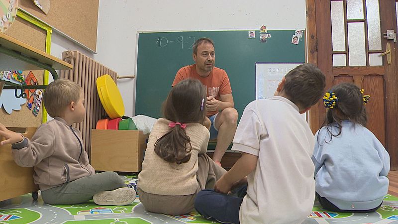 Los colegios rurales sobreviven con escolares de varias edades en clase